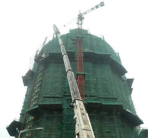 郸城吊车在工地上作业